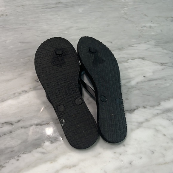Bow Flip Flops 🖤 - Picture 5 of 5